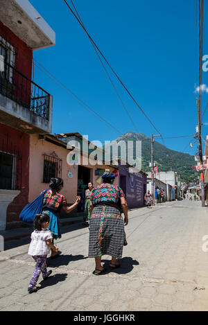 Mehrere Frauen altersgemischte in die typische einheimische Kleidung auf dem Markt in Guatemala Stockfoto