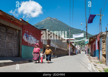 Mehrere Frauen altersgemischte in die typische einheimische Kleidung auf dem Markt in Guatemala Stockfoto