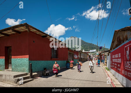 Mehrere Frauen altersgemischte in die typische einheimische Kleidung auf dem Markt in Guatemala Stockfoto