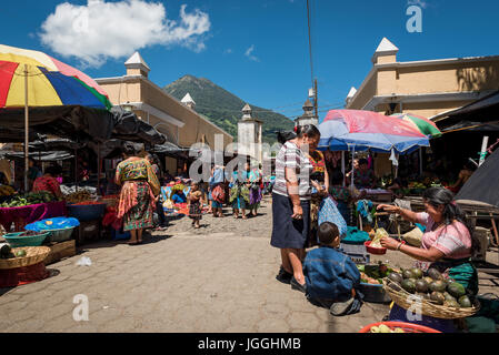 Mehrere Frauen altersgemischte in die typische einheimische Kleidung auf dem Markt in Guatemala Stockfoto