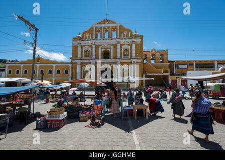 Mehrere Frauen altersgemischte in die typische einheimische Kleidung auf dem Markt in Guatemala Stockfoto