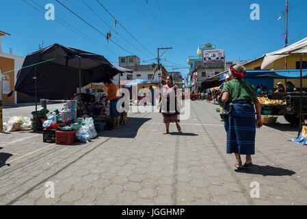 Mehrere Frauen altersgemischte in die typische einheimische Kleidung auf dem Markt in Guatemala Stockfoto