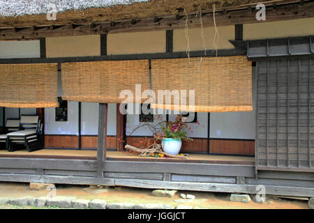 Japanischen Stil Veranda reetgedeckten alten Haus am Ouchi-Juku in Shimogo in Fukushima Japan Stockfoto