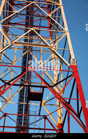 Rote und weiße Sendeturm auf blauen Himmel Stockfoto