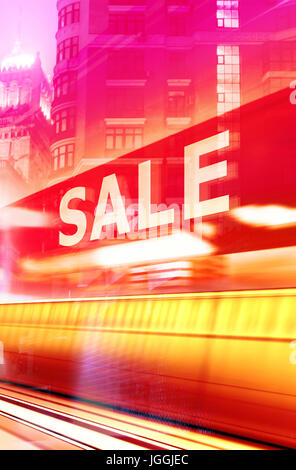 Geschäft Fenster mit Verkaufsschild bei Nacht Stockfoto
