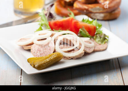 Bayerischer Wurstsalat mit Brezel Stockfoto