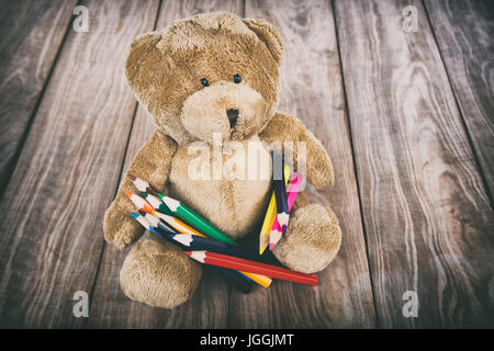 Brauner Teddybär mit einem Bleistift Farben, Stil retro Stockfoto