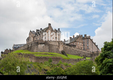 Edinburgh, Scotland, UK - 19. Juli 2011: Edinburgh Castle von Princes Street Gardens betrachtet. Stockfoto