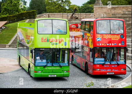 Edinburgh, Scotland, UK - 19. Juli 2011: Zwei Tour-Busse und Passagiere in Edinburgh. Stockfoto