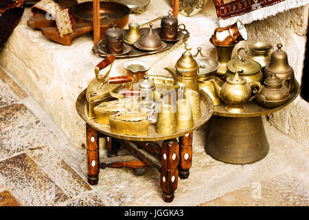 Metall authentische Geschirr im türkischen Basar, Kaffee set Stockfoto