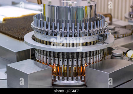 Fläschchen und Ampullen für Partikel in der Flüssigkeit und Container Mängel überprüft. Automatische Inspektion Maschine - Qualitätskontrolle - pharmazeutische Fabrik Stockfoto