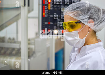 Pharma-Techniker über das Control Panel der Pille Verpackungsmaschine.  Pharmazeutischen Industrie. Stockfoto