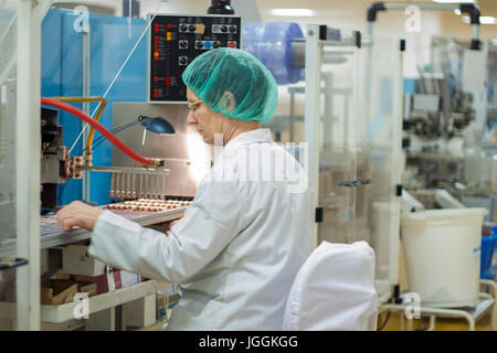 Lifting Ampullen zur Verpackungslinie in Pharmafabrik Roboterarm. Stockfoto