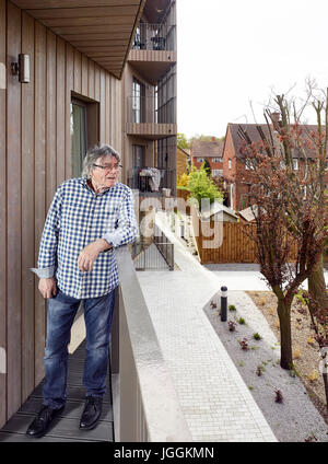 Porträt der Bewohner auf seinem Balkon. Bruyn Gericht, South Ockendon, Vereinigtes Königreich. Architekt: Bell Phillips Architekten, 2016. Stockfoto