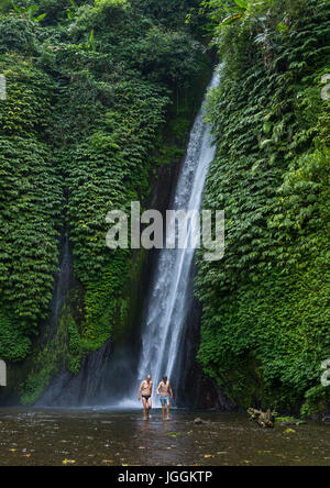 Touristen, die mit einem Bad in Munduk Wasserfall, Insel Bali, Munduk, Indonesien Stockfoto