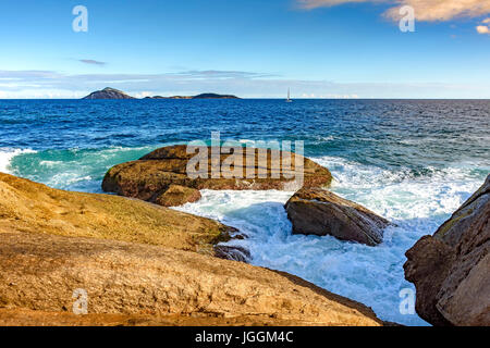 Segelboot segeln im Laufe des Nachmittags durch die Gewässer des Atlantik in Rio De Janeiro Stockfoto