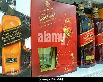 Nowy Sacz, Polen - 30. Juni 2017: Flaschen Johnnie Walker Scotch Whisky in den Regalen zum Verkauf in Auchan Hypermarkt. Stockfoto