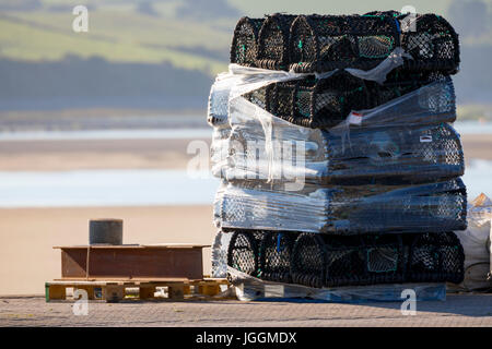 Frische neue Kunststoff verpackt Hummer Töpfe auf der Hafenmauer am beliebten Strand Dorf von Padstow, Cornwal, England an einem Sommertag Stockfoto