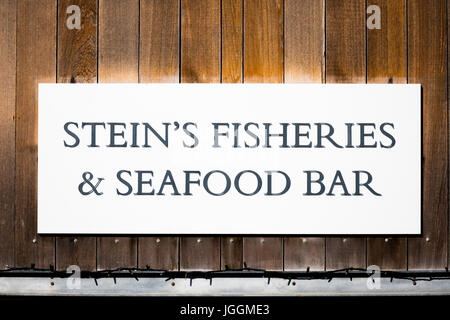 Shop anmelden an Rick Steins Fischerei und Meeresfrüchte Bar am beliebten Strand Angeln Stadt von Padstow, Cornwall, England Stockfoto