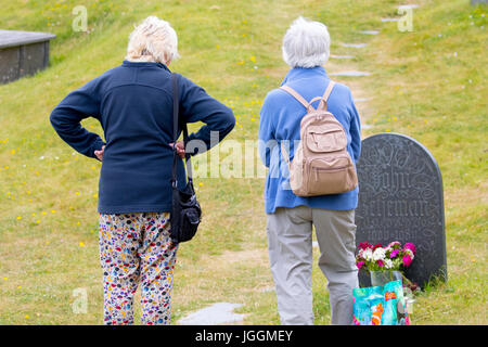 Besucher des Dichters und Nobelpreisträgers Sir John Betjeman Grab in der Kirche St. Enadoc, Cornwall Stockfoto