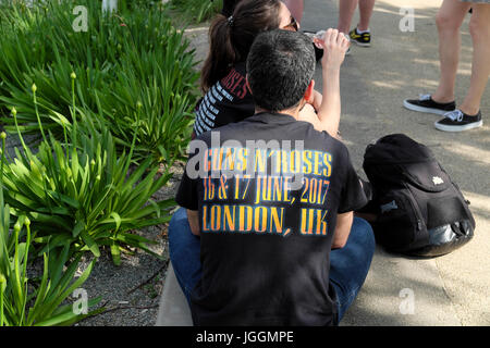 Mann mit Guns N' Roses 16 & 17. Juni, 2017 London, UK "Tshirt bei Musikkonzert im Queen Elizabeth Olympic Park Stratford England UK KATHY DEWITT Stockfoto