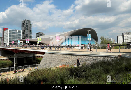 Die Leute an der Queen Elizabeth Olympic Park Spaziergang, vorbei an der Londoner Aquatics Center Gebäude zu den Guns N Roses Konzert in London UK KATHY DEWITT teilnehmen Stockfoto