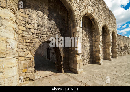 Die Old City Wall Arkaden und Tor nach blauen Anker Lane, Western Esplanade, Southampton. Stockfoto