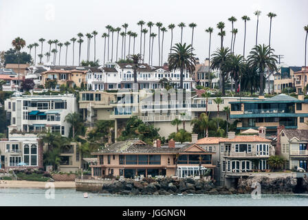 Häuser entlang der Einlass zum Newport Harbor in Corona Del Mar, Kalifornien, USA. Stockfoto