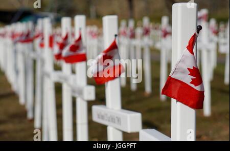 Nahaufnahme von einem weißen Kreuz mit anderen verschwommen im Hintergrund Stockfoto
