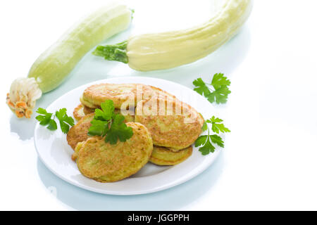 Zucchini-Pfannkuchen auf einem Teller Stockfoto