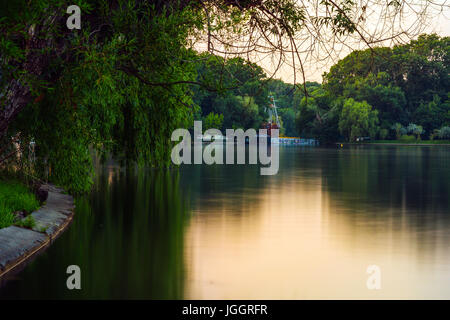 Aus dem Park Herastrau mit Booten und ein Bootshaus am See Stockfoto