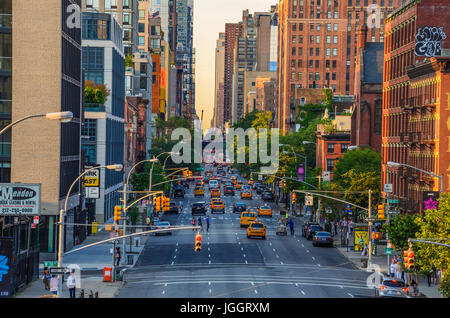 Die wunderbare Stadt Blick von der High Line Park in Manhattan. Die High Line ist eine beliebte linear Park auf der erhöhten Schienen gebaut Stockfoto