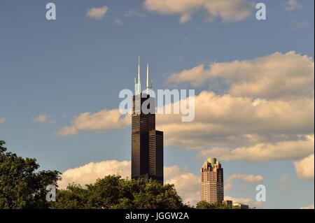 Der Willis Tower (vormals Sears Tower), das höchste Gebäude in Chicago steigt über seinen Nachbarn die 311 S. Wacker Drive Gebäude. Chicago, Illinois, USA. Stockfoto