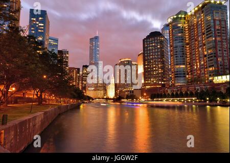 Dämmerung und Nacht vereinbaren über Chicago als Leuchten auf, alles über den Chicago River. Chicago, Illinois, USA. Stockfoto