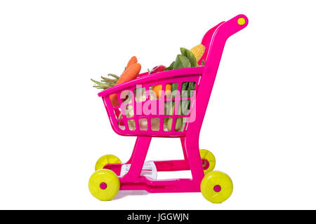 Ein Spielzeug-Trolley mit Gemüse in isolierten weißen Hintergrund. Stockfoto