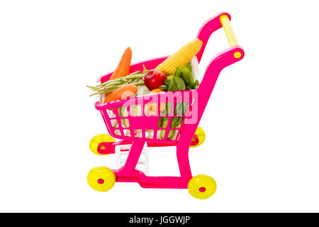 Ein Spielzeug-Trolley mit Gemüse in isolierten weißen Hintergrund. Stockfoto