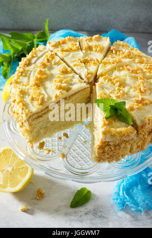 Köstliche Geburtstag Kuchen Zitrone Biskuit und Butter Creme, Nussbaum, geröstet. Portion einen festlich gedeckten Tisch. Stockfoto