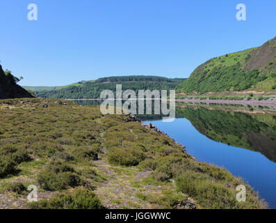 Caban Coch Reservoir mit Wasserreflexionen, Elan Valley, Powys, Wales UK Stockfoto
