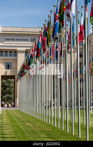 Fahnenmasten vor den Vereinten Nationen, UNO, Palais des Nations, Genf, Schweiz, Europa Stockfoto