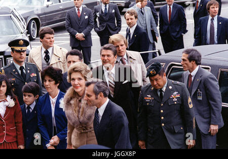 Präsident Ronald Reagan, Zentrum und der Medal Of Honor, Ruhestand MSGT Roy P. Benavidez, US-Armee. Stockfoto