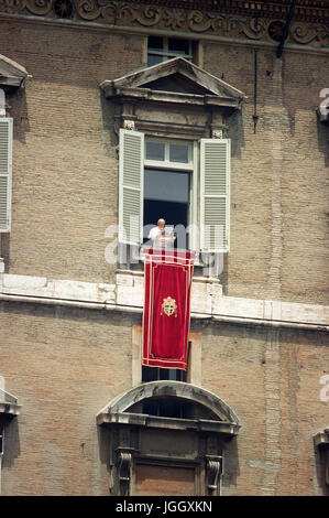 Papst Johannes Paul II spricht auf dem Petersplatz während einer Zeremonie zum Gedenken an die Befreiung Roms durch die 1st Special Service Force während des zweiten Weltkriegs. Stockfoto