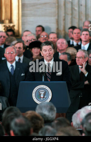 Präsident Ronald Reagan gibt seiner zweiten Antrittsrede nach der Vereidigung in der Rotunde des Kapitols. Stockfoto