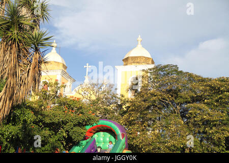 aufblasbares Spielzeug, Square Baron Alfenas, 2016, Center, City, São Tomé Das Letras, Minas Gerais, Brasilien. Stockfoto