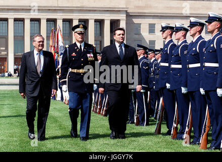 Präsident Boris Trajkovski (rechts), der ehemaligen jugoslawischen Republik Mazedonien, wird von den ehrenwerten Donald H. Rumsfeld (links), US-Verteidigungsminister und US Armee Oberst Thomas M. Jordan (Mitte), Kommandant der Truppen begleitet, während einer Inspektiondes der zeremoniellen Ehren Garde im Pentagon auf 2. Mai 2001. Stockfoto