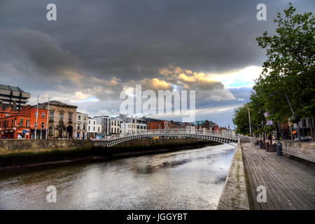 Die Ha'Penny Brücke in Dublin, Irland. Stockfoto