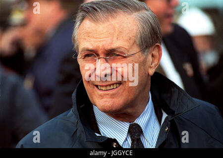 Die Honorable Donald H. Rumsfeld, US-Verteidigungsminister Umfragen Ortsbild des World Trade Center in New York City, N.Y. am 14. November 2001. Stockfoto