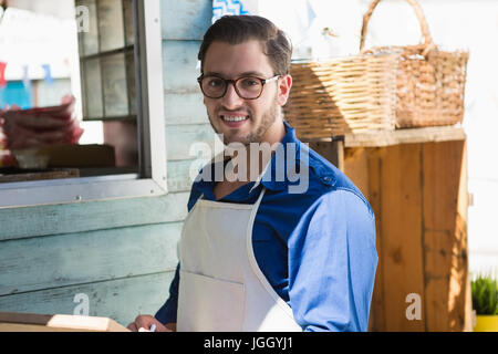 Porträt des Lächelns Besitzer schreiben Menü von Imbisswagen Stockfoto