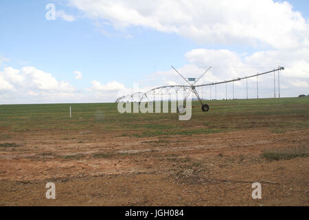 Ausrüstung-Bewässerung, Erde, Autobahn Agnésio Carvalho de Souza, MG-335, 2016, Minas Gerais, Brasilien. Stockfoto