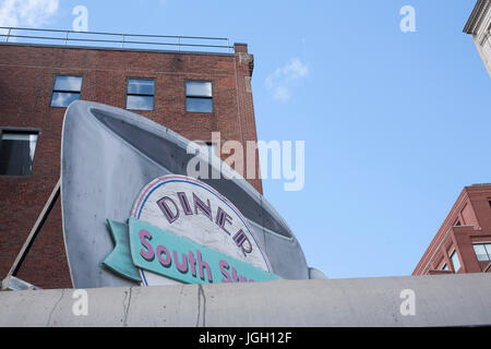 Landmark South Street Diner auf der Ecke Kneeland und South Street. Stockfoto