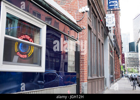 Landmark South Street Diner auf der Ecke Kneeland und South Street. Stockfoto